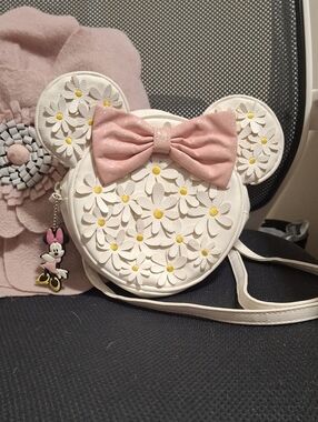 Disney White Daisy Ear Crossbody with Pink Glitter Bow and Minnie Mouse Charm